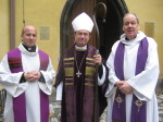 Na snímku s bratrem biskupem je
po pravé straně farář této obce Rev´d. Ricky Yates a zleva ThDr. Petr Jan Vinš.